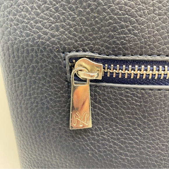 New York Yankees purse from New York Yankee franchise with detachable strap. - Picture 8 of 10